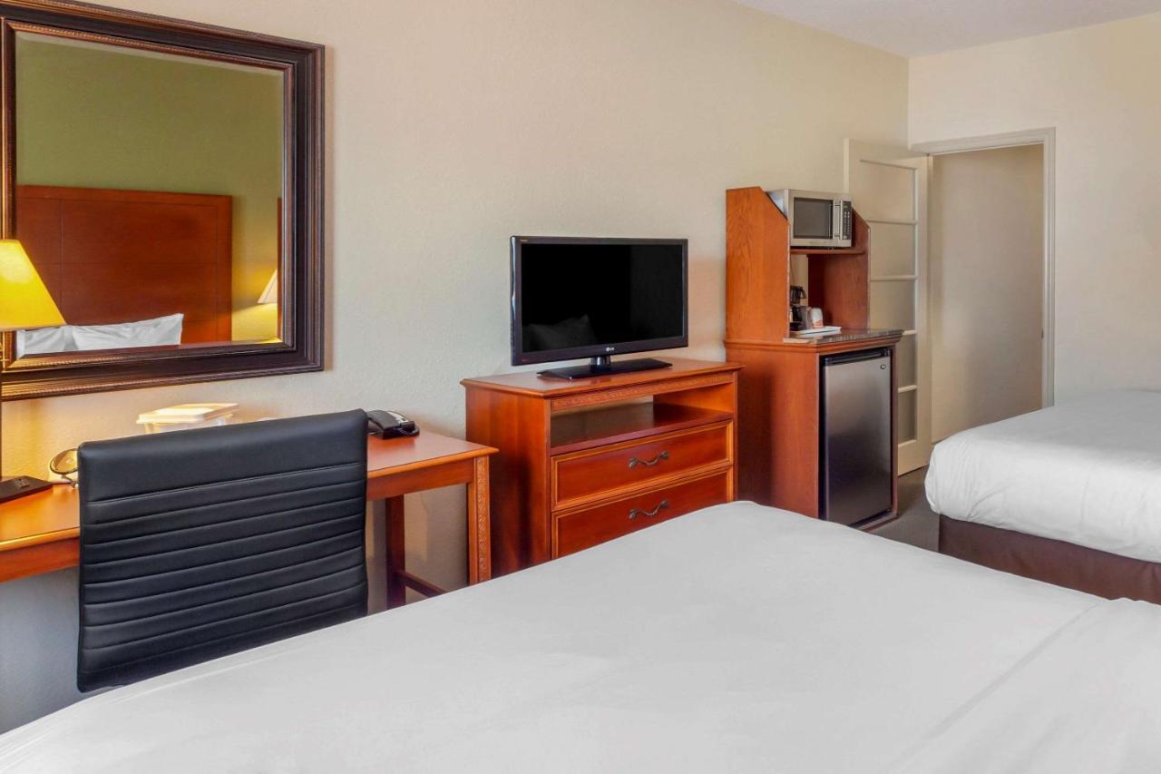 Comfort Inn & Suites Thousand Islands Harbour District Gananoque Extérieur photo