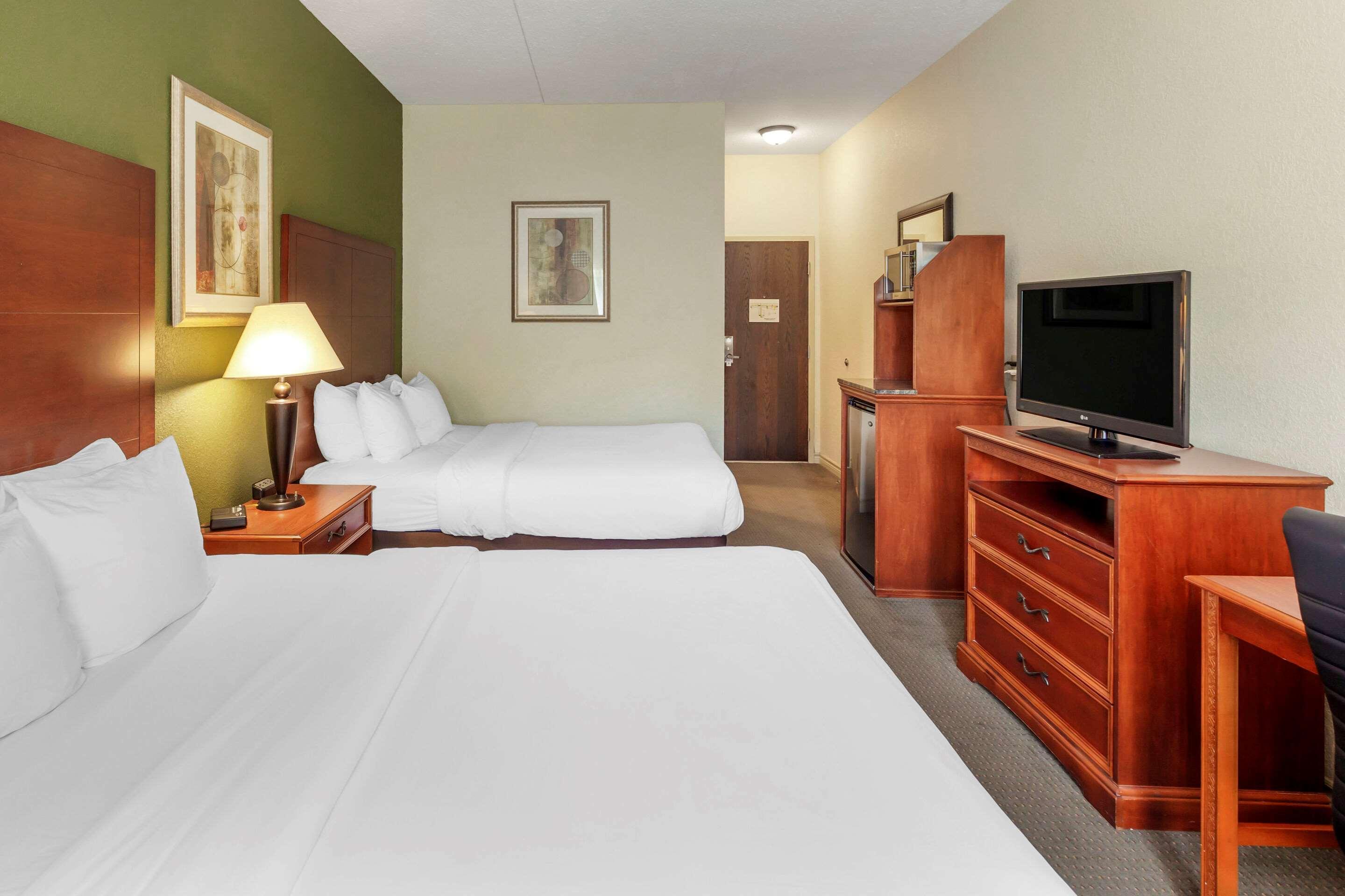 Comfort Inn & Suites Thousand Islands Harbour District Gananoque Extérieur photo
